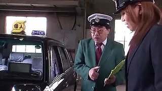 Eine sexy japanische Fahrerin bläst ihrem Chef einen.