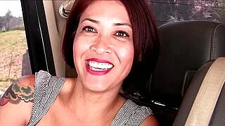 Asiatische MILF erlebt ersten Gloryhole-Blowjob und Interview