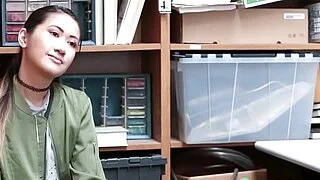 Азиатскую девушку-подростка избили.