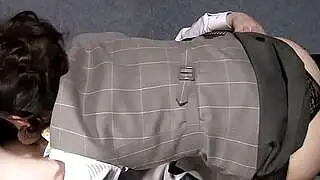 Su gran culo, su coño mojado y sus jugosos pechos lo hicieron correrse