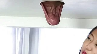 Gloryhole'da Asyalı kadın boşaldı