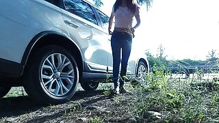 小便休憩 - 青いジーンズを履いたアジア人少女ティナによる、路上での緊急の小便とフェラチオ