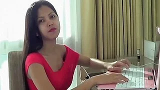 Una belleza asiática provocativa es penetrada sin piedad.